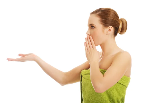 Shocked spa woman holding something on palm. — Stock Photo, Image