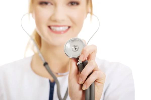 Jovem médica com estetoscópio . — Fotografia de Stock