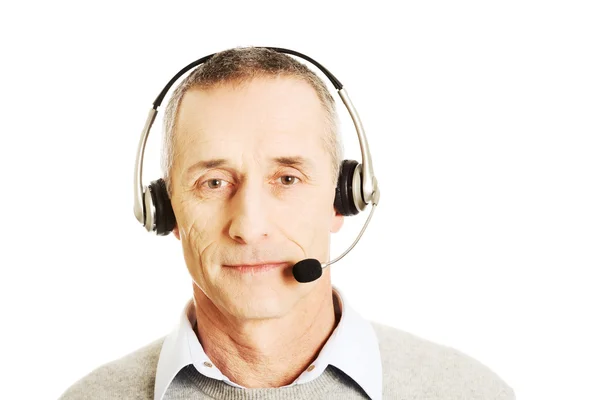 Velho call center homem usando fone de ouvido — Fotografia de Stock