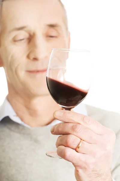 Érett férfi vörös bor kóstolás — Stock Fotó