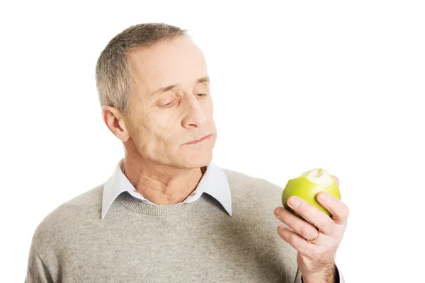 Hombre maduro comiendo una manzana —  Fotos de Stock