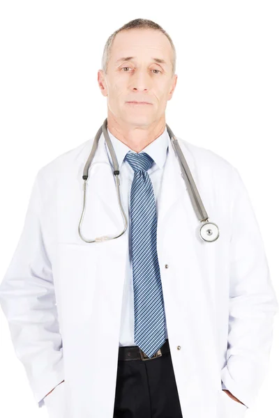 Мужчина-врач с руками в карманах — стоковое фото
