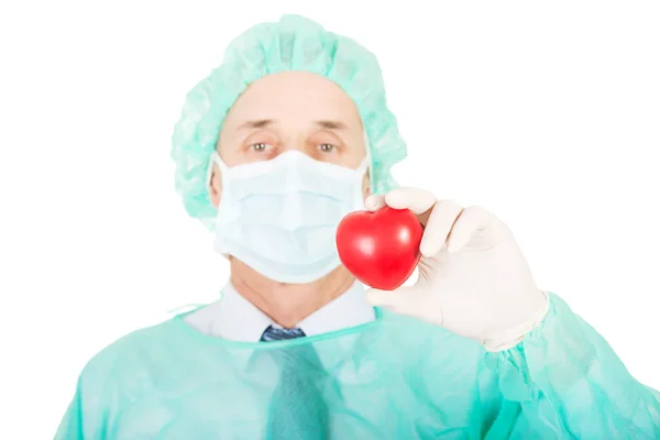 Mannelijke arts houden hart model — Stockfoto