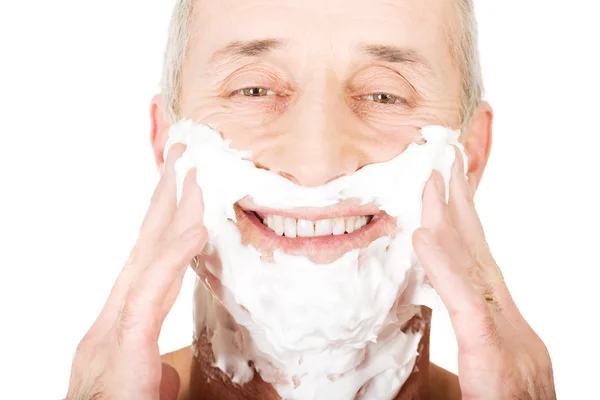 Hombre maduro aplicando espuma de afeitar — Foto de Stock