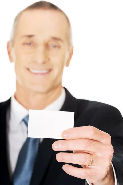 Empresário mostrando cartão de nome — Fotografia de Stock