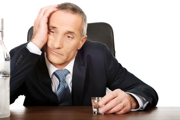 Homme surmené buvant de la vodka au bureau — Photo