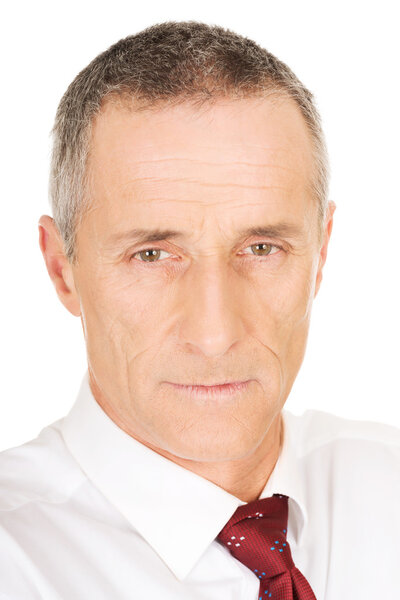 Серьезный зрелый бизнесмен
