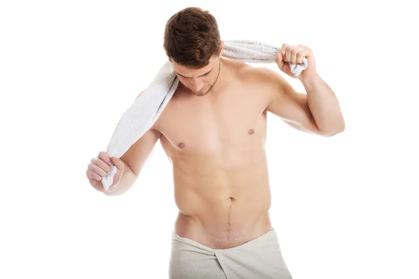 Atletische jongeman met een handdoek. — Stockfoto