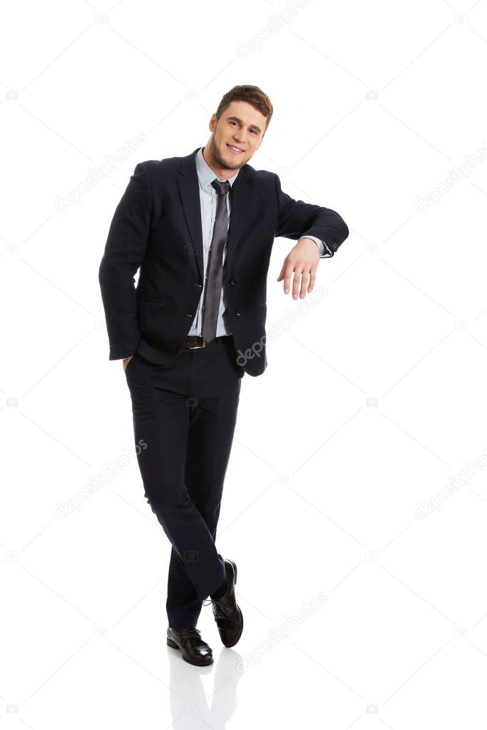 человек сидит на полу. мужчина опирается. мужчина опирается рукой. мужчина опирается рукой. мужчина опирается.