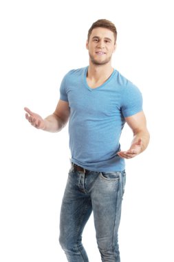 Genç adam ellerini shrugging.