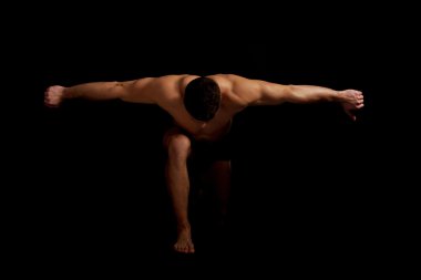 Kaslı adam aşağı bükme.