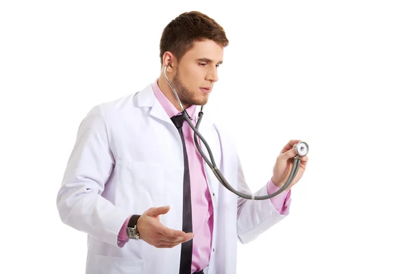 Gelukkig mannelijke arts met een stethoscoop. — Stockfoto