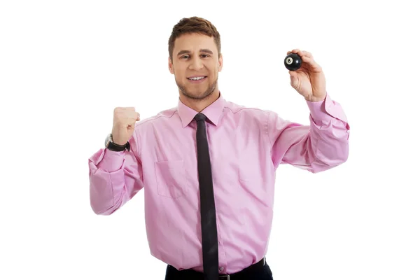 Jovem empresário segurando bola de bilhar . — Fotografia de Stock