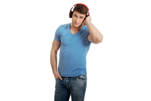 Przystojny człowiek słuchający muzyki — Zdjęcie stockowe