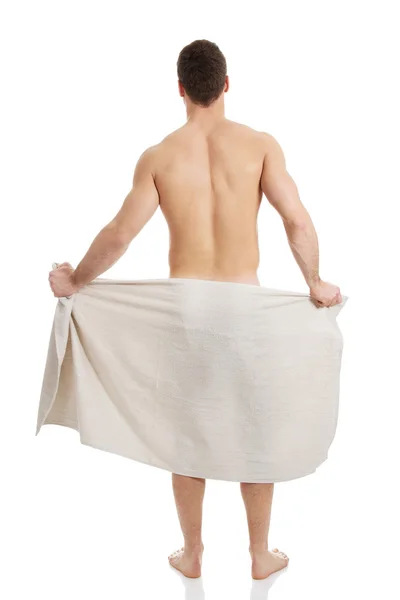 Homme musclé enveloppé dans une serviette. — Photo