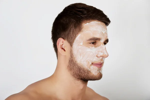Homme avec crème hydratante sur le visage . — Photo