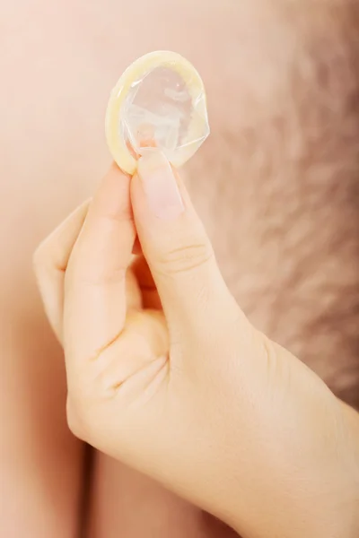 Met een condoom (echt) paar. — Stockfoto