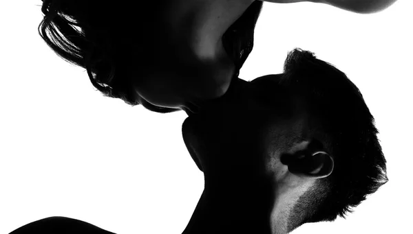 Мужчина и женщина целуются — стоковое фото