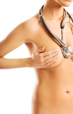 Kadın göğüslerini kapsayan bir stetoskop ile