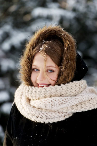 Jeune femme en plein air en hiver — Photo