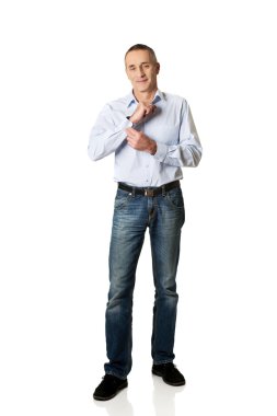 Yakışıklı adam kadar onun kol düğmelerini