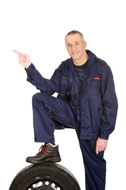 Sola doğru işaret makinist