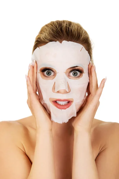 Jovem mulher surpreso com máscara facial — Fotografia de Stock