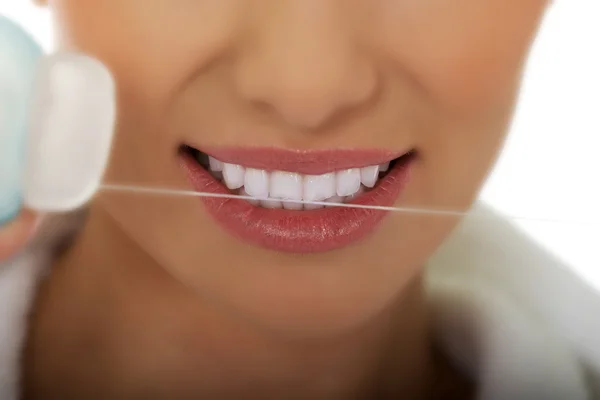Mujer usando hilo dental — Foto de Stock
