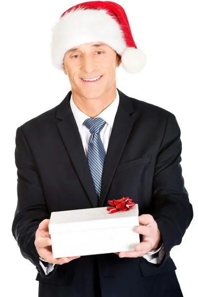 Man bär santa hatt hålla gåva — Stockfoto