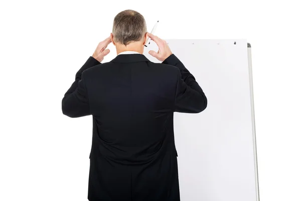 Hombre ejecutivo pensando en la presentación — Foto de Stock