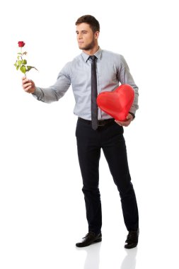 Adam kırmızı gül ve kalp balon.