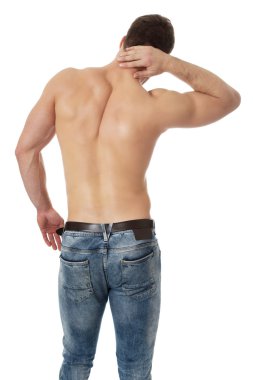 Boynunda duygu acı atletik adam.