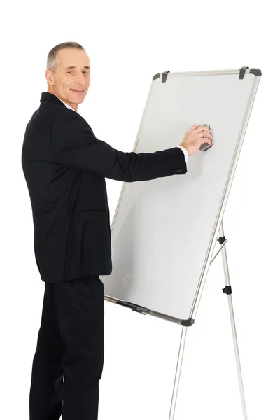 Männliche Führungskräfte putzen ein Flipchart — Stockfoto