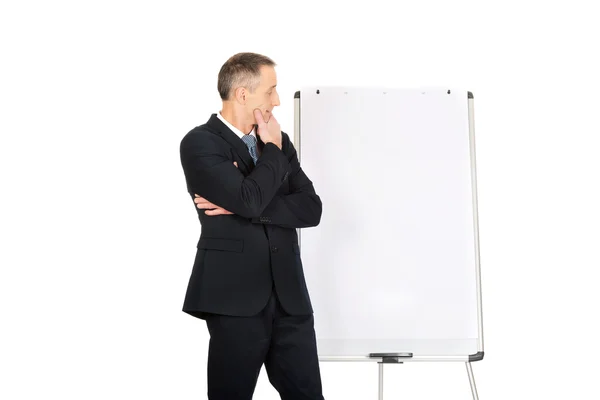 Hombre ejecutivo pensando en la presentación — Foto de Stock