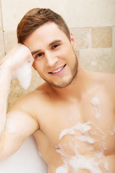 Bonito homem tomando um banho . — Fotografia de Stock