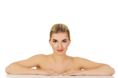 Masanın üzerinde yatan kadın