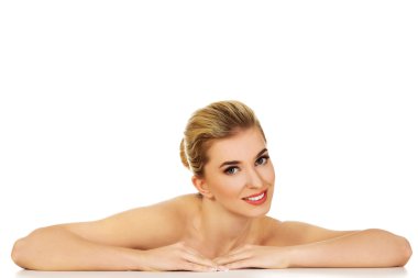 Masanın üzerinde yatan kadın