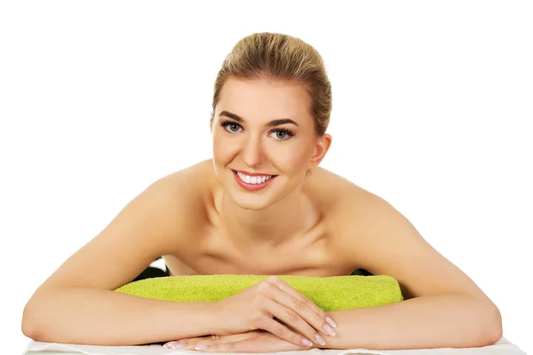 Glimlach jonge vrouw ontspannen in de spa — Stockfoto