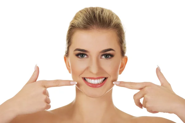 Mujer mostrando dientes blancos — Foto de Stock