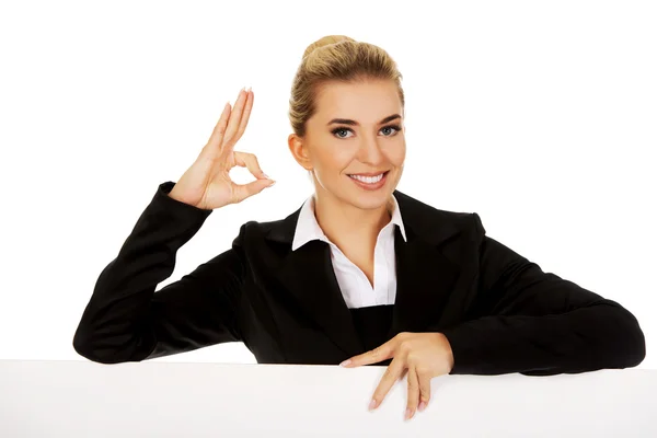 Donna d'affari con cartellone vuoto — Foto Stock