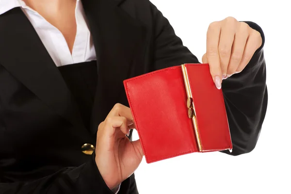 Vrouw toont haar lege portemonnee — Stockfoto