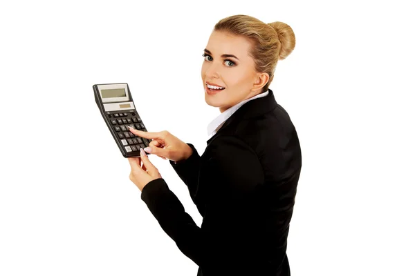 Bizneswoman gospodarstwa kalkulator — Zdjęcie stockowe