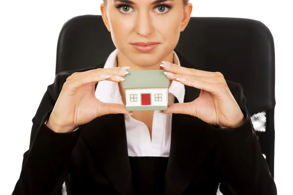 Young smile businesswoman presenting a model house — Stock Photo, Image