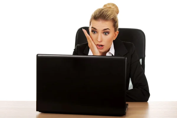 Mulher de negócios surpreso e curioso não pode acreditar no que ela vê na tela do laptop — Fotografia de Stock