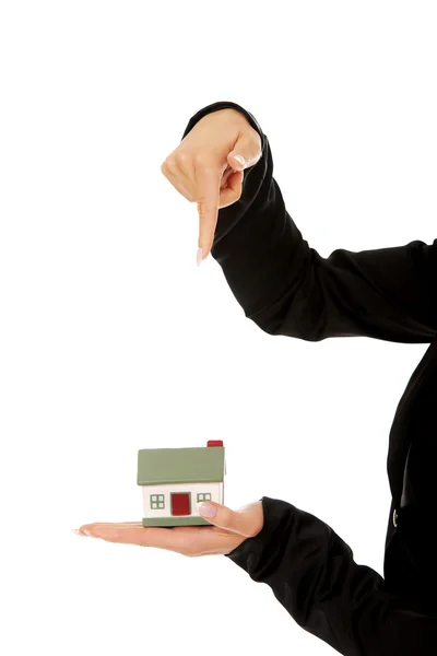 Zakenvrouw in de hand te wijzen op een model huis — Stockfoto