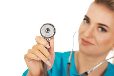 gülümseyen kadın doktor stetoskop bir holding
