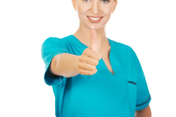 Femme souriante médecin ou infirmière avec le pouce levé — Photo