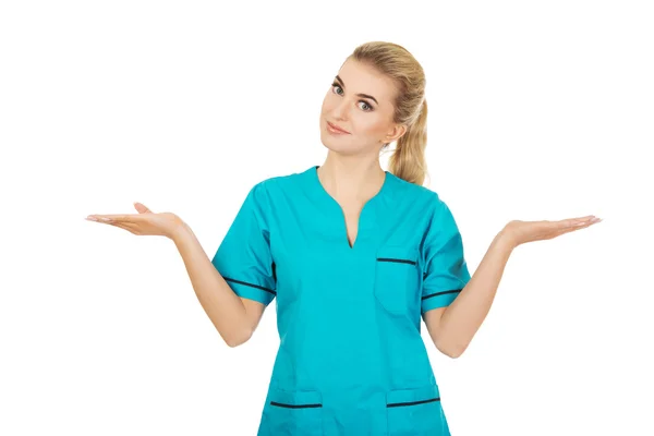 面带笑容的女医生或护士手指着什么 — 图库照片