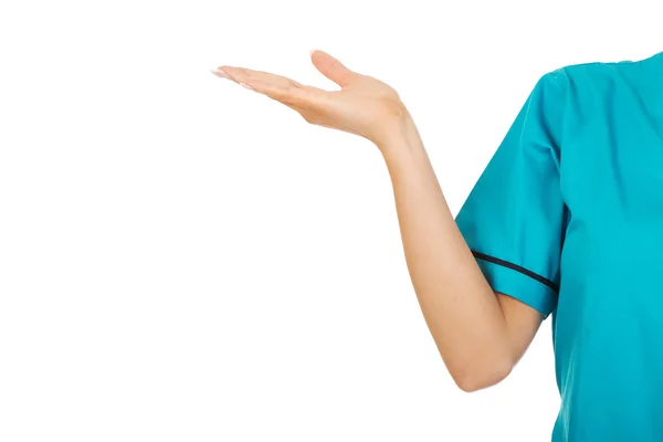 웃는 여자 의사 또는 간호사가 뭔가 가리키는 — 스톡 사진