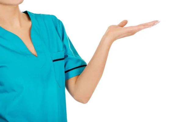 Mujer sonriente médico o enfermera señalando algo — Foto de Stock